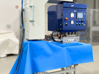 Trudności w przesuwaniu wielkoformatowych brytów PVC w produkcji: wyzwania i skuteczne rozwiązania